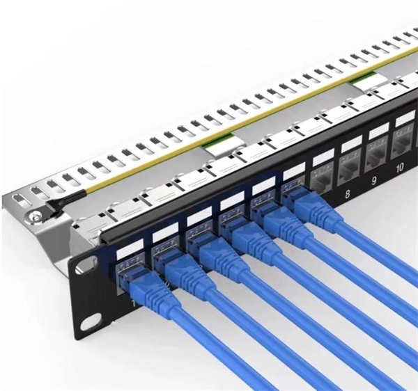 Junction box for fixing optical cable reinforcing core